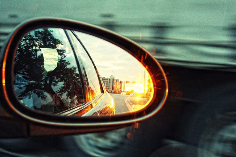 Ako mislite da tako čuvate auto od oštećenja, grdno se varate: Sklapanje bočnih retrovizora je loša ideja, čak i kad ste parkirani