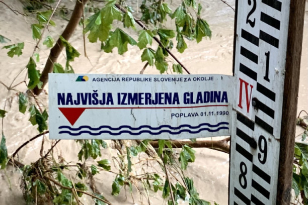 Stravične slike iz Slovenije nakon razornog nevremena: Prijavljeno nekoliko smrtnih slučajeva; vojska helikopterima spašava ljude s krovova