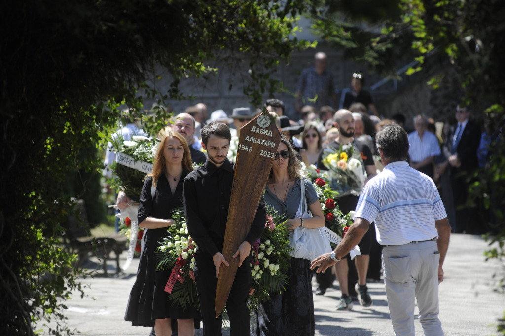 Sahranjen David Albahari: Ispraćen na večni počinak uz džez muziku (FOTO)