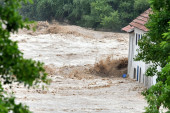 Dramatična evakuacija dece iz vrtića u Sloveniji: Vatrogasci spasili 22 mališana od poplava! (FOTO)