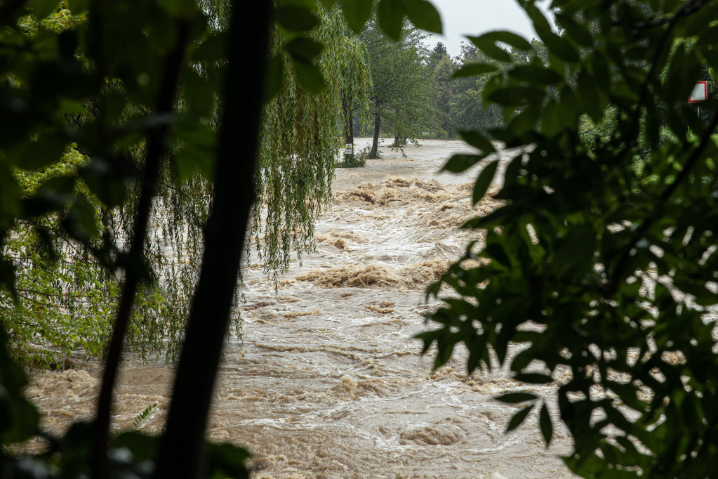 Nevreme stvorilo velike probleme u Sloveniji: Rastu vodostaji reka - strahuje se od novih poplava