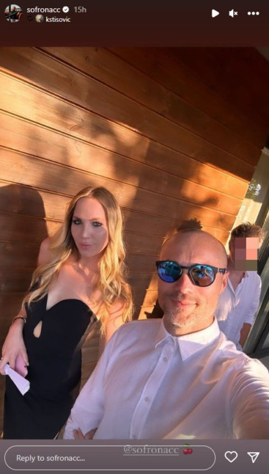 Aca Sofronijević otišao s devojkom na svadbu! Veza im sve ozbiljnija: Lepa plavuša raspametila stajlingom! (FOTO)