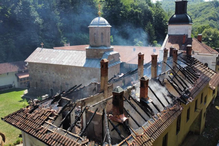 Dramatične slike iz manastira Vraćevšnica: Vatrogasci jedva obuzdali vatrenu stihiju, manastirska riznica ostala netaknuta (FOTO)