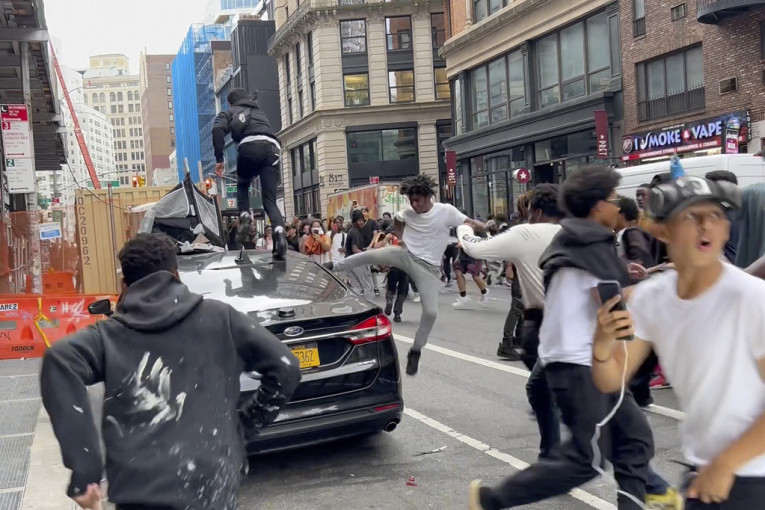 U Njujorku nastao potpuni haos zbog Plejstejšna! Masa podivljala na trgu, zakačila se na auto jutjubera, uhapšeno 65 osoba (VIDEO/FOTO)
