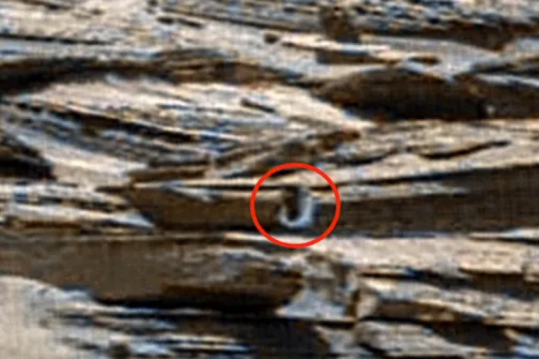 Digla se prašina zbog „vrata na Marsu": Čovek tvrdi da su sveže izrezana u kamenu i da tamo živi nešto (FOTO)
