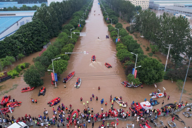 Poplave nastavljaju da razaraju Kinu: Najmanje 10 poginulih, evakuisano više od 600.000 ljudi