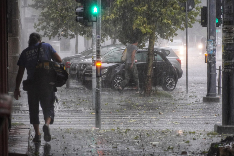 Nevreme i olujni vetar stigli u Srbiju: Drveće padalo po Beogradu i Čačku, auto-put Subotica - Novi Sad blokiran (FOTO/VIDEO)