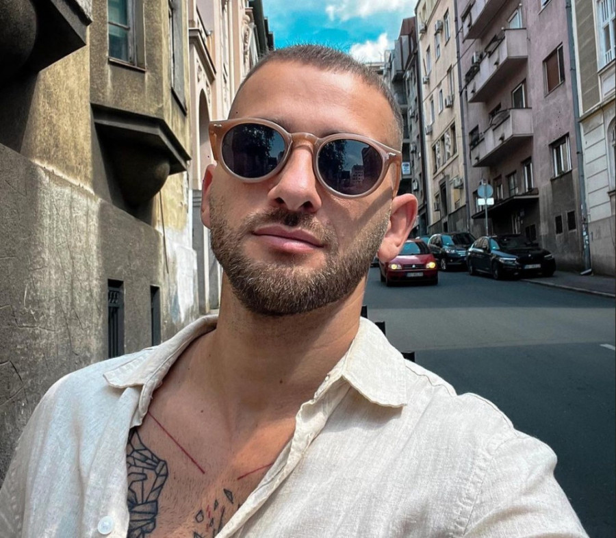 Pevač odveo majku u Dubai: Ona zapalila mreže vrelim izdanjem, silikoni kipe na sve strane (FOTO)