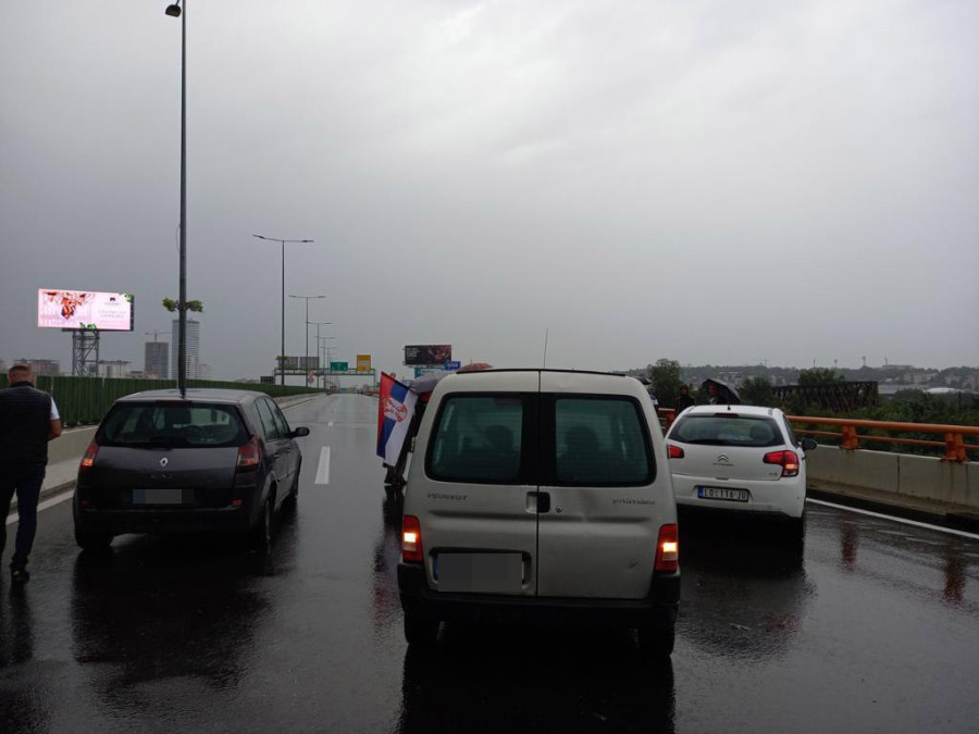 Debakl opozicije! Dvadesetak opozicionara blokira auto-put i maltretira građane (FOTO/VIDEO)