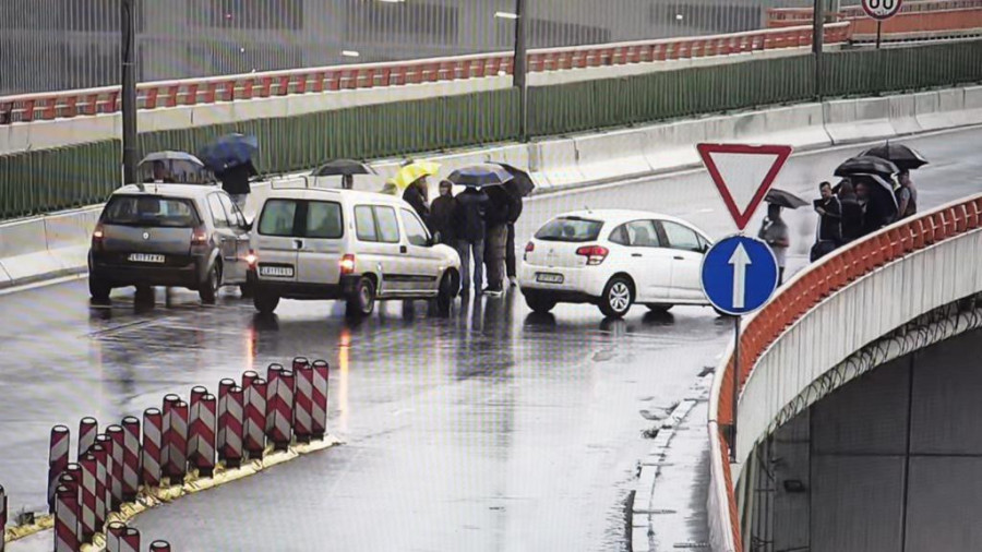 Debakl opozicije! Dvadesetak opozicionara blokira auto-put i maltretira građane (FOTO/VIDEO)