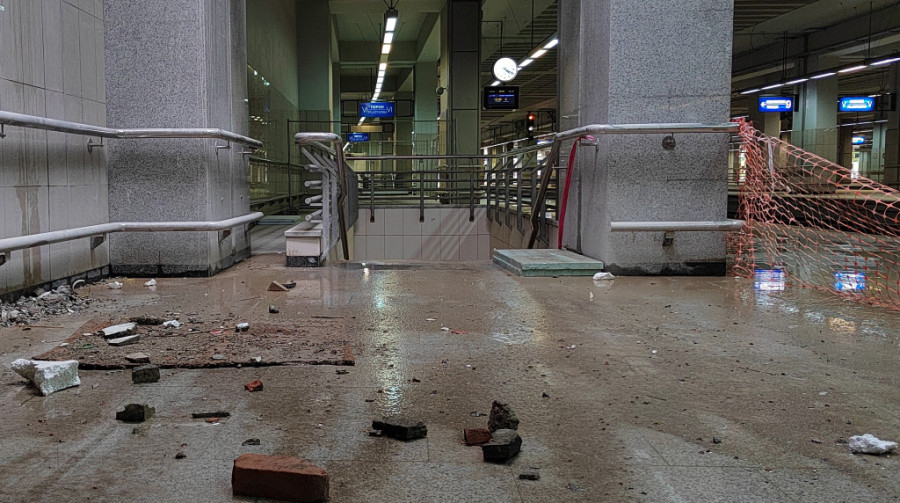 Posledice nevremena u Beogradu: Vatrogasci spasavali ljude iz zaglavljenih kola, vetar nosio krov sa zgrade parlamenta