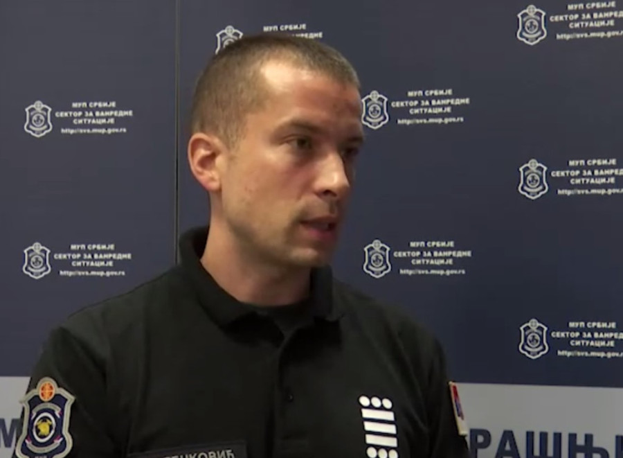 Posledice nevremena u Beogradu: Vatrogasci spasavali ljude iz zaglavljenih kola, vetar nosio krov sa zgrade parlamenta