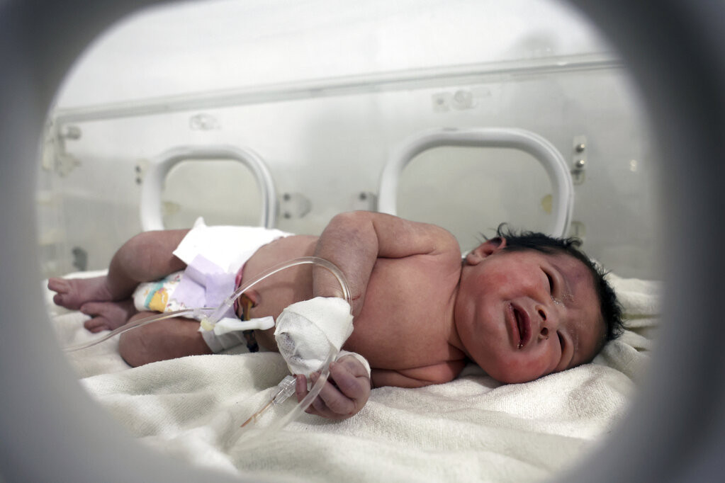 Beba Afra je pronađena u ruševinama nakon zemljotresa, a evo kako sada izgleda: Zdrava i srećna devojčica! (VIDEO)
