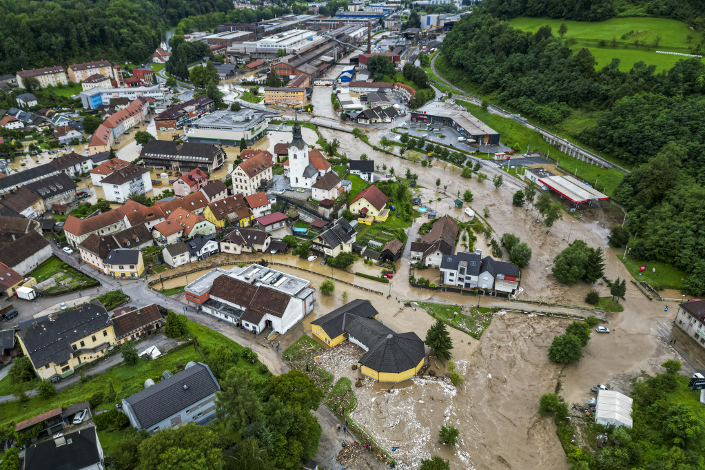 Fotografije koje svedoče o razmerama posledica nevremena u Sloveniji: Poplavljena sela, srušen most (FOTO)