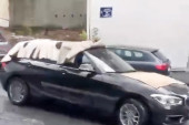 Šta sve neće smisliti: Vozač u Beogradu vozi automobil prekriven ćebadima (VIDEO)