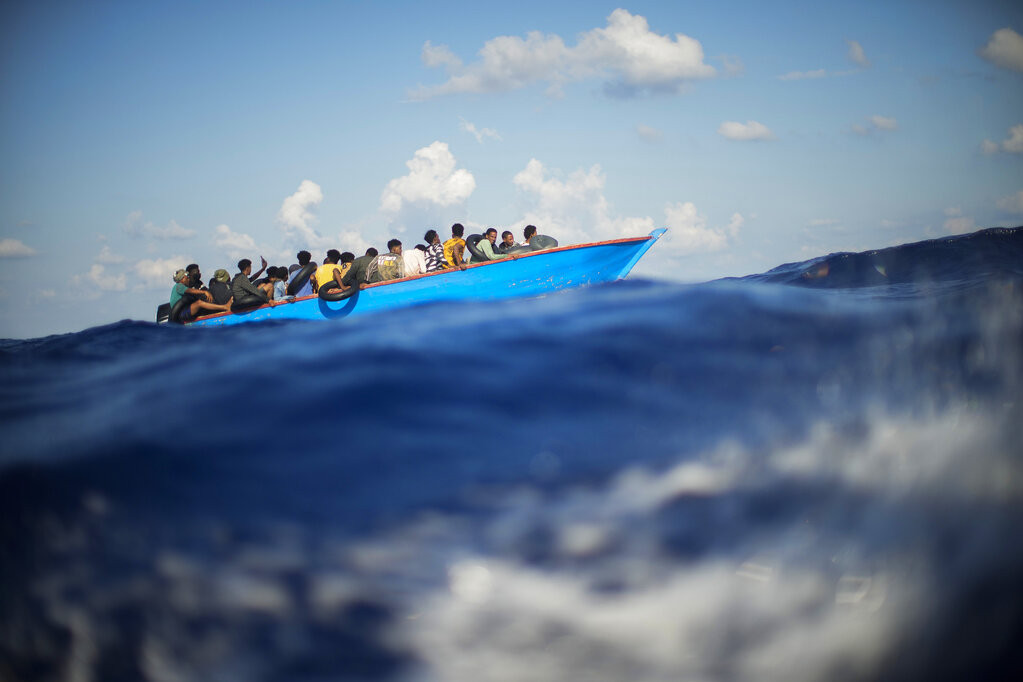 Ribarski brod sa oko 100 migranata pronađen u Atlantiku: Hteli da odu u Španiju, spaseno samo njih 38