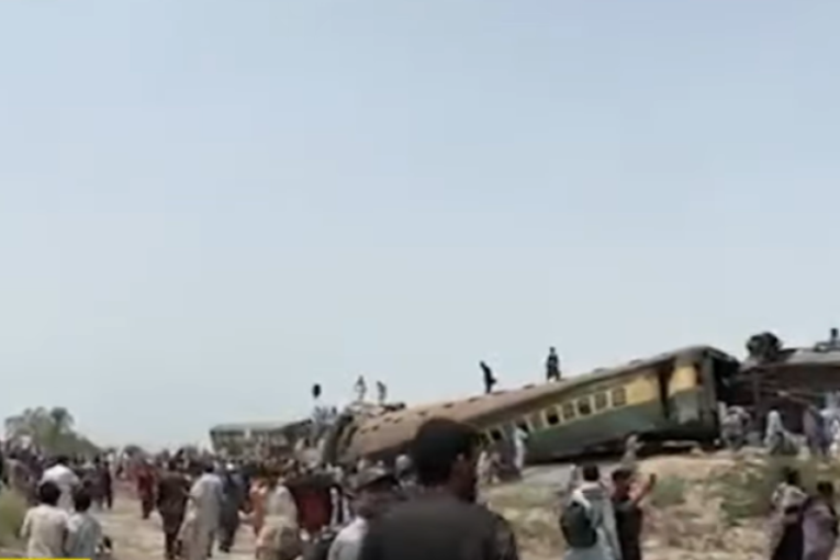 Voz iskočio iz šina u Pakistanu, 30 mrtvih i 60 povređenih (VIDEO)