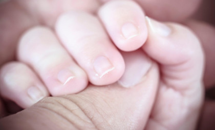 Neviđeno: Prevremeno rođena beba umrla dok je hitna bila zaglavljena u blatu