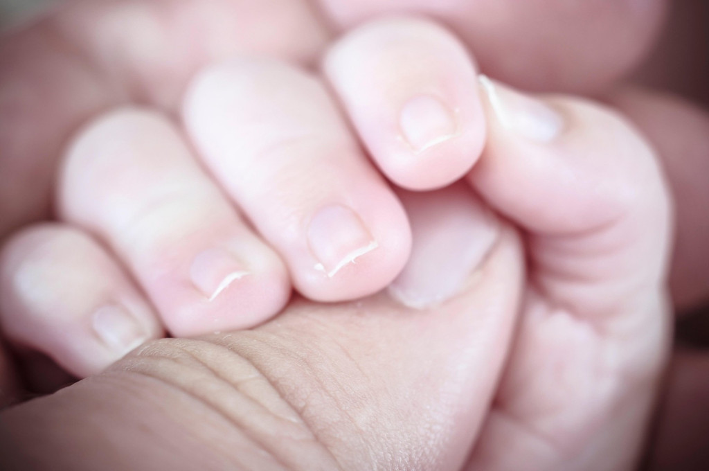 Horor! Porodilja tvrdi da joj je doktor stiskao vilicu, pretio i stavljao ruku na usta tokom porođaja! A na kraju je beba umrla!