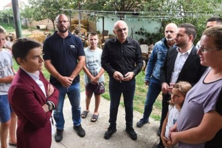 Premijerka u Bačkoj Palanci posetila porodicu stradalog dečaka: "Lično ću zahtevati odgovornost onih koji su doveli do toga" (FOTO)