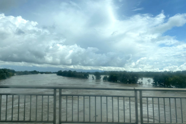 Potresna ispovest Ranka iz Brežice u Sloveniji za 24sedam: "Ostao sam bez kuće, a sestrina je pod vodom" - Ljudi postavljaju vreće sa peskom