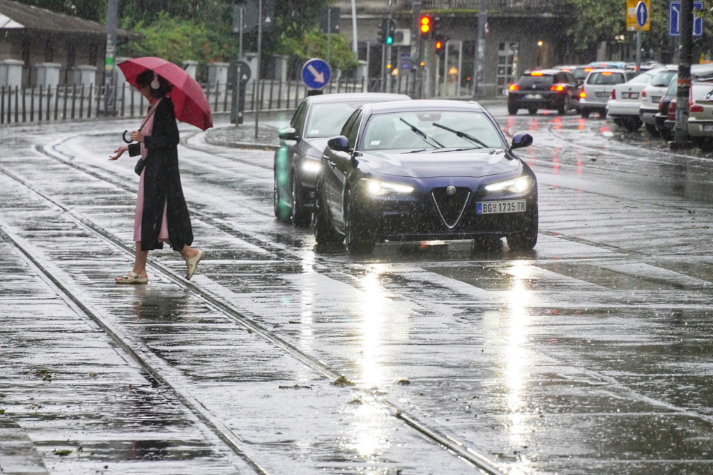 Očekuju se dobri dnevni uslovi za vožnju, u Beogradu jutros pada kiša