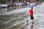 Obrušilo se snažno nevreme na Beograd: Pljušti kiša praćena grmljavinom i vetrom
