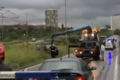 Stravičan prizor sa Pančevačkog mosta: Automobil sleteo, mladić pokušava da izađe iz vozila (VIDEO)
