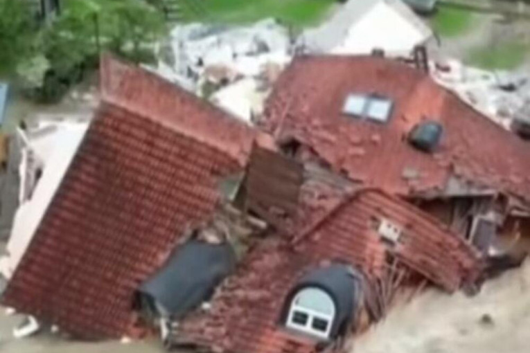Najpotresniji snimci poplava u Sloveniji: Kuća sravnjena sa zemljom, automobile zatrpala zemlja do krovova (FOTO)