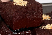 Recept dana: Čokoladni mokri kolač, dva sloja uživanja - natopljena kora i čokoladni ganaš