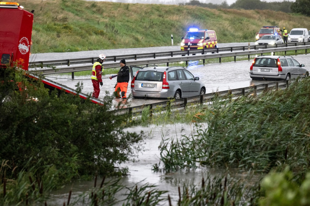 Oluja pogodila Skandinaviju: Voz iskočio iz šina u Švedskoj, trajekti ne rade, Oslo poplavljen