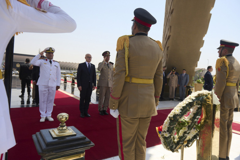 Ministar Vučević u Kairu položio vence na Spomenik neznanom vojniku i grobnicu El Sadata (FOTO)