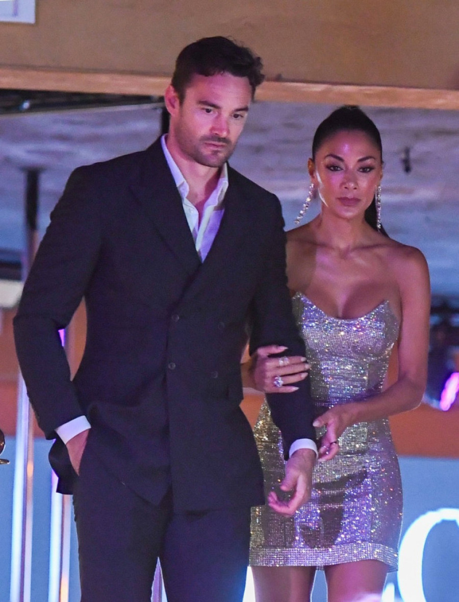 Kakav par! Najzgodnija žena na svetu pokorila klub u disko haljini plešući sa svojim verenikom ragbistom (FOTO)