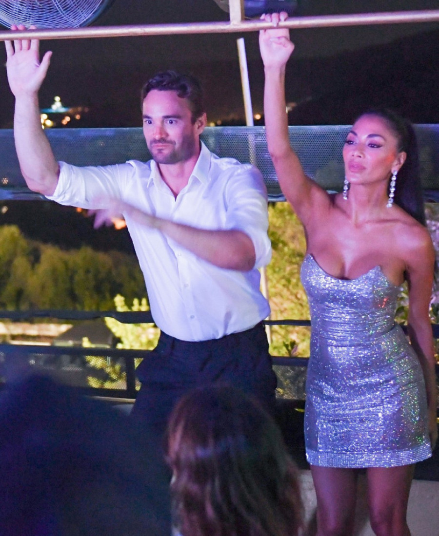 Kakav par! Najzgodnija žena na svetu pokorila klub u disko haljini plešući sa svojim verenikom ragbistom (FOTO)