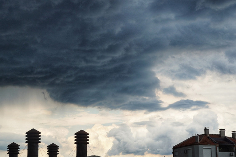 Hitno upozorenje RHMZ: U narednih sat vremena pljuskovi i olujni vetar, ovi delovi Srbije na udaru!