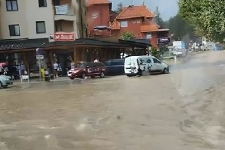 Totalni potop na Zlatiboru: Snažno nevreme pogodilo planinu, grad je toliko "tukao" da su se ulice zabelele (VIDEO)