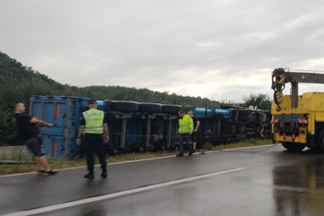 Teška nesreća na auto-putu Beograd-Niš: Prevrnuo se kamion koji je prevozio ugalj, stravične slike sa lica mesta  (FOTO)