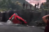 Automobil upao u jezerce kod vodopada, spaseni otac i ćerka (VIDEO)