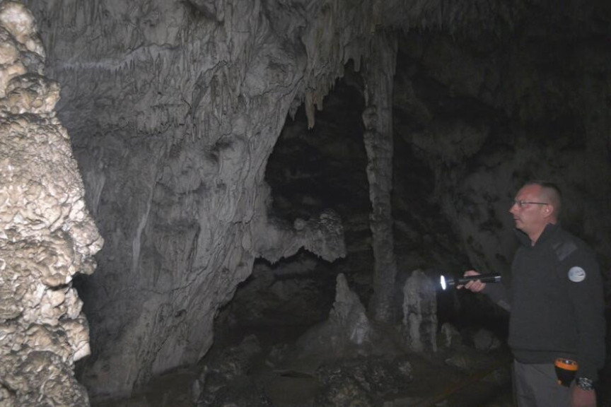 Kristalni zidovi i lik čoveka sa brkovima skriveni duboko u utrobi zemlje: Ledena pećina kod Nove Varoši jedna je od najlepših u Srbiji