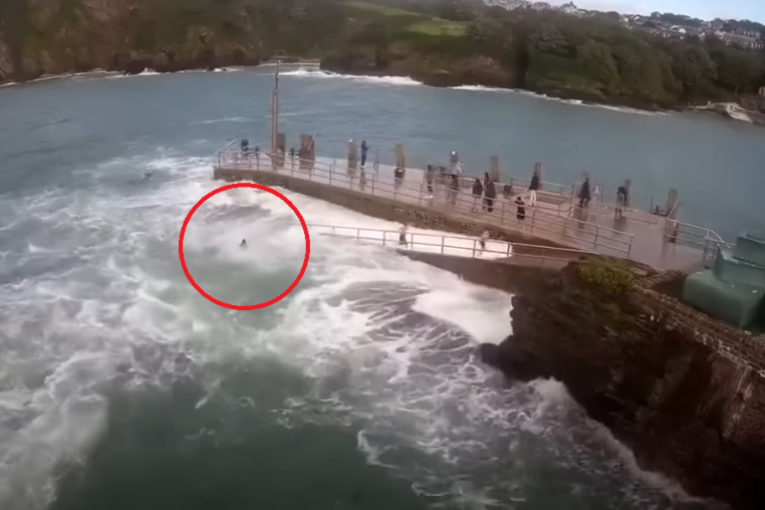 Kamera snimila dramatično spasavanje: Devojčicu talas povukao u vodu, ljudi se razleteli da joj pomognu da izađe iz divljeg mora (VIDEO)
