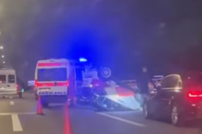 Haos na Gazeli! Prevrnuo se automobil, kolaps u saobraćaju u ovom delu Beograda (FOTO)