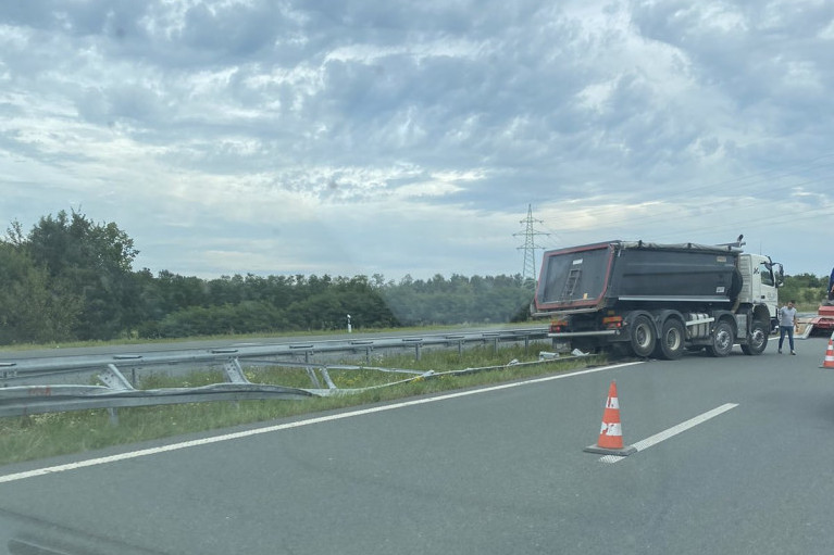 Udes kod Lajkovca: Kamion sleteo sa auto-puta i završio na bankini!