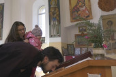 Crkva mala, ali velika čuda se u njoj dešavaju: Sveštenik nakon molitve u Strmostenu dobio dete, Nikolina se rodila na praznik Cveti (FOTO)