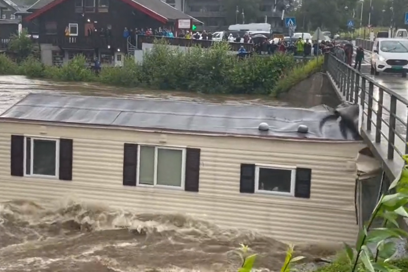 Reka odnela kuću, zakucala se u most: Velike poplave u Norveškoj (VIDEO)