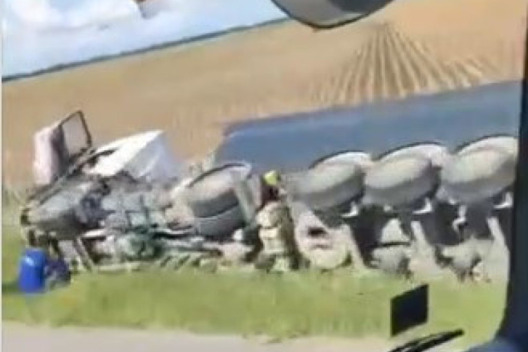Saobraćajka na auto-putu kod Vrbasa: Kamion sleteo sa puta, pa završio u kanalu (VIDEO)