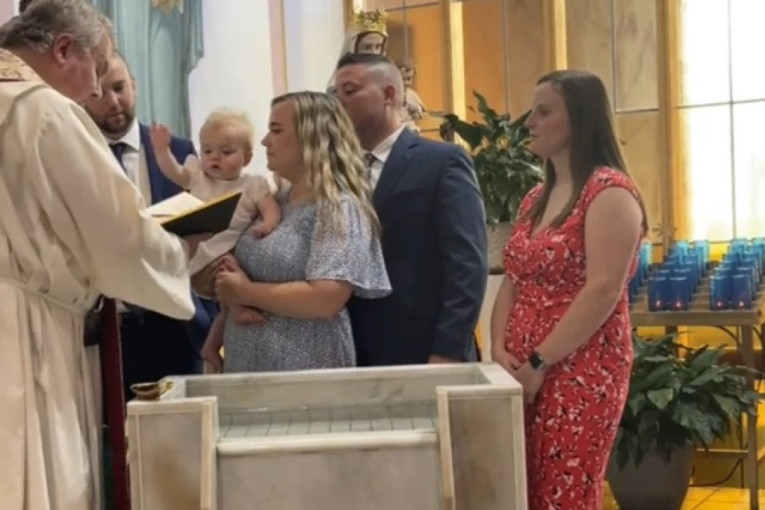 Krštenje ili egzorcizam: Video bebe kako na krštenju izbija Bibliju svešteniku iz ruku postao viralan - a tek zapanjena lica prisutnih!