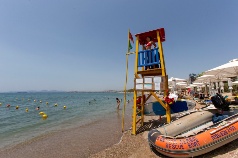 Detalji smrti sina poznatog glumca u Grčkoj: Majka sa fotografijom očajna prilazila ljudima, cela plaža plakala kad su iz vode izvukli telo