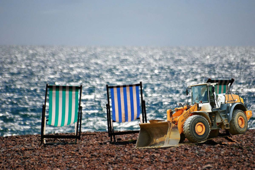 Odzvonilo "rezervacijama" na grčkim plažama: Krenuli bagerima da čiste plaže od peškira kojima turisti zauzimaju mesta "za sledeći dan"