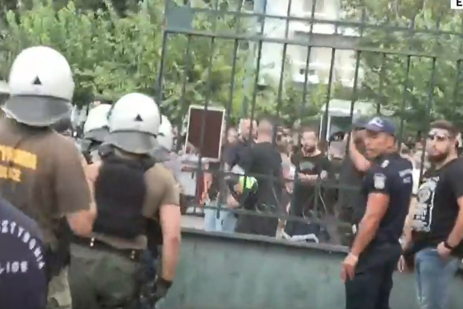 Tenzija u Atini: Navijači AEK-a hteli da biju Bed Blu Bojse ispred suda!