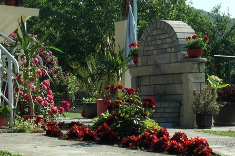 Dragan iz Užica ima čime da se pohvali: Njegovo dvorište najlepše je u čitavom gradu, a za svoj trud dobio je i simboličnu nagradu